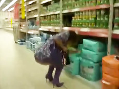 Женщина ходит по магазину без трусиков и показывает половые губы
