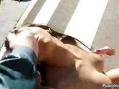 Испанская брюнеточка Julia De Lucia трахается на улице в Барселоне