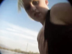 Юную блондинку поставили раком на берегу озера и трахнули в зад