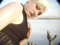 Юную блондинку поставили раком на берегу озера и трахнули в зад