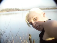 Юную блондинку поставили раком на берегу озера и трахнули в зад