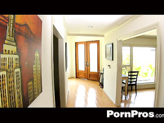 Активная девушка любит заниматься сексом в позе женщина сверху