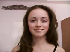 Русская девчонка обнажается на порно кастинге и ебётся с парнем