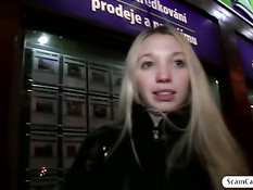 Симпатичная славянская блондинка согласилась ебаться за деньги