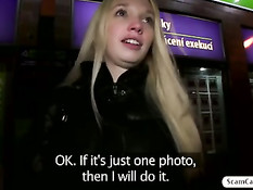 Симпатичная славянская блондинка согласилась ебаться за деньги