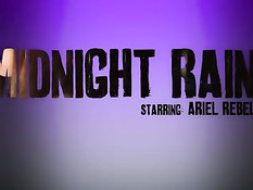 Соблазнительная девка Ariel Rebel в душе ласкает маленькую грудь