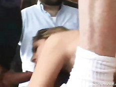 Мужчина свингер трахает свою ненасытную жену вместе с друзьями