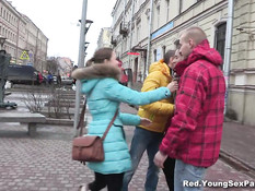 Две горячие русские пары на квартире занимаются групповым сексом