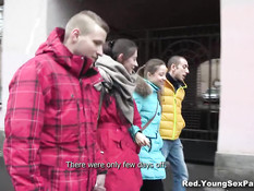 Две горячие русские пары на квартире занимаются групповым сексом