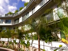 В роскошном особняке проходит большая групповая оргия свингеров