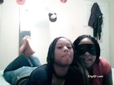 Сиськастые шоколадные девушки танцуют стриптиз и мастурбируют