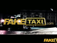 Британская брюнетка в солнечных очках ебётся с водителем такси