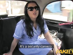 Британская брюнетка в солнечных очках ебётся с водителем такси