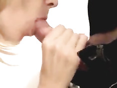 Молодая любительница в маске с удовольствием отсасывает парню