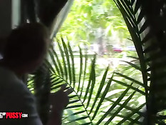 Сиськастая девушка Missy Mae занимается сексом с парнем на полу