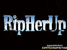 Парень разорвал одежду и отъебал рыжую подругу в рабочую жопу