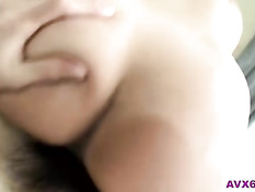 Японская девчонка отсасывает своему бойфренду и трахается раком