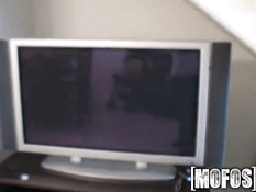 Грудастая блондинка делает минет и садится на возбуждённый член