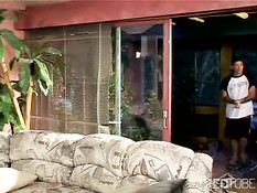 Парень на диване оттрахал во влагалище сисястую зрелую женщину