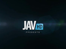 Японская девушка снимает кимоно и трахает себя вибратором в анус