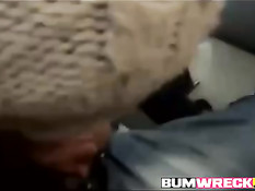 Весёлая молодая блондинка дрочит хуй и ебётся с парнем в автобусе