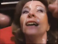 Мужчины дрочат на красивых девушек и кончают на их милые лица