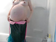 Беременная блондинка с торчащими сосками принимает тёплый душ