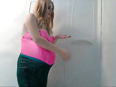 Беременная блондинка с торчащими сосками принимает тёплый душ