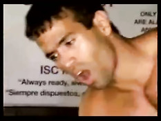 Возбуждённые геи занимаются групповым сексом в тюремной камере