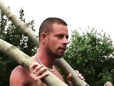 Два мускулистых гея в джинсах отсасывают и занимаются любовью