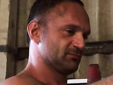 Два мускулистых гея в джинсах отсасывают и занимаются любовью