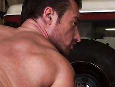 Два мускулистых гея в джинсах отсасывают и занимаются любовью