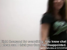 Две юные чешские шлюхи в постели сделали мужику сладкий минет