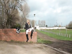 Светловолосая студентка на свежем воздухе теребит бритую письку