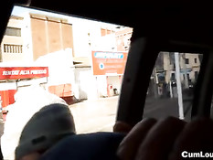 Парень снял молодую шлюху и отъебал её в движущемся автомобиле