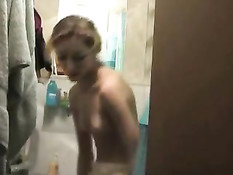 Скрытая камера установленная в ванной сняла раздетую девчонку