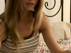 Молодая русская блондинка Анжелика ебётся с парнем на кровати