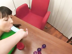 Брюнеточка с косичками из России отсасывает и получает хуй в анус