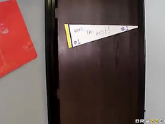 Сисястая чирлидерша Abbey Brooks в раздевалке оттрахана в киску