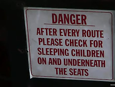 Девушка Jennifer White в автобусе оттрахана в анус и в бритую писю