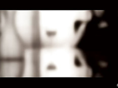 Две элегантные лесбиянки целуются и занимаются сексом за столом