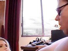 Блондинка с большой грудью Ryan Conner отсасывает и даёт в анус