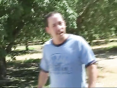 Две молодые шалавы трахаются с парнями в движущемся автодоме