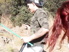 Рыжая испанская девка в очках отсасывает и трахается на природе