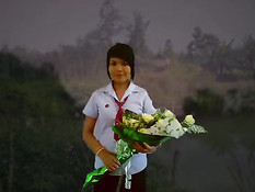 Тайская девка становится раком на кровати и даёт ебать себя в зад