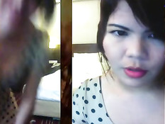 Тайская девка становится раком на кровати и даёт ебать себя в зад