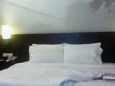 Тайская девка становится раком на кровати и даёт ебать себя в зад