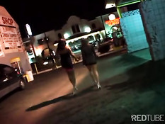 Две чёрные шлюхи доставляют сексуальное удовольствие мужчине