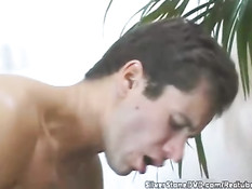 Мужик поставил раком горячую брюнетку и оттрахал в анус и киску