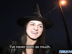 Встретил на Хэллоуин девушку в костюме ведьмы и оттрахал в пизду